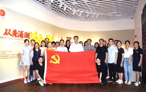 1参观“从黄埔潮到珠江潮——庆祝中国共产党成立100周年特展”.jpg