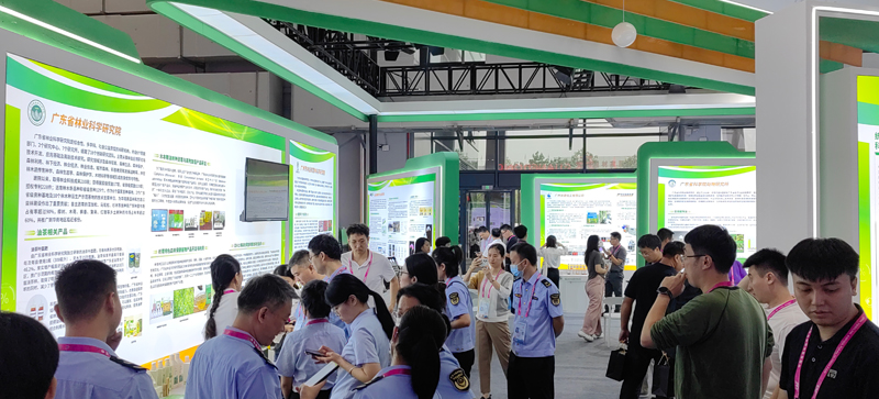 02地方代表团参观广东科技展团.jpg