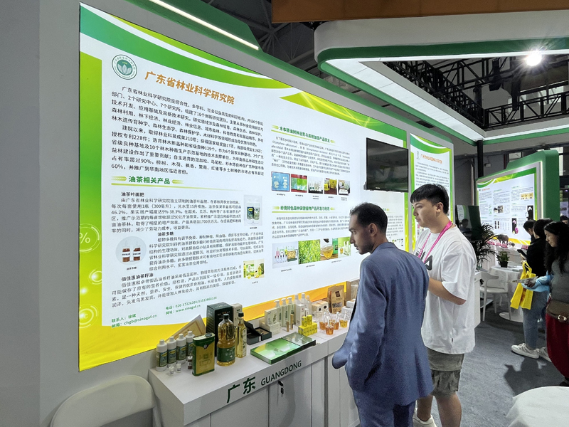 06外宾参观广东科技展团.jpg