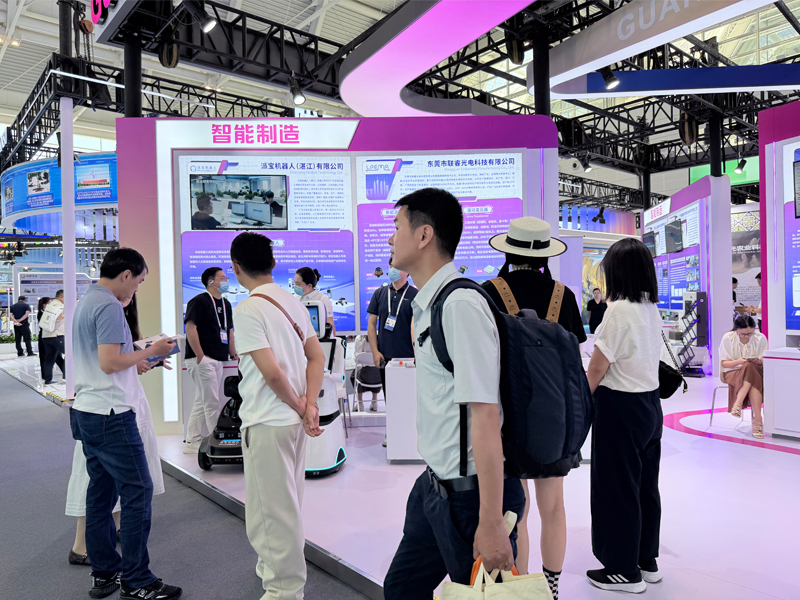 观众参观广东科技展团3.jpg 观众参观广东科技展团3.jpg