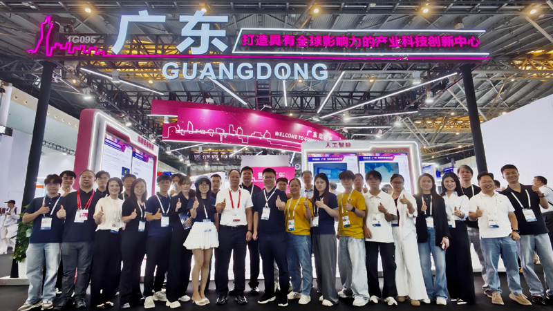广东科技展团参会人员合影1.jpg